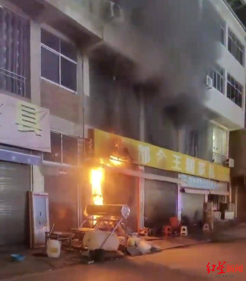 云南大关168体育 168体育app县民房火灾致6人死亡目击者:一楼二楼是家具店三楼以上住人(图1) 云南大关168体育 168体育app县民房火灾致6人死亡目击者:一楼二楼是家具店三楼以上住人(图1)