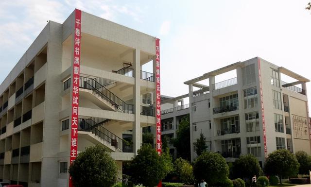 168体育 168体育直播 平台四川乐山市这四所重点高中教学设备先进学校环境宜人(图1) 168体育 168体育直播 平台四川乐山市这四所重点高中教学设备先进学校环境宜人(图1)