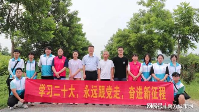 168体育 168体育app安徽中医药大学医药经济管理学院开展暑期三下乡:小小树上黄金果万亩遍地中国红(图2) 168体育 168体育app安徽中医药大学医药经济管理学院开展暑期三下乡:小小树上黄金果万亩遍地中国红(图2)