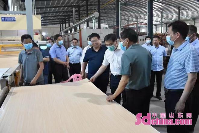 小木板拼出产业集群 168体育 168体育官网民营企业向世界板材市场进军(图1) 小木板拼出产业集群 168体育 168体育官网民营企业向世界板材市场进军(图1)