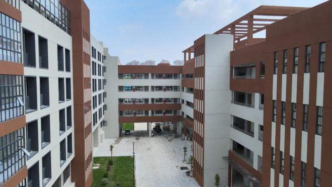 168体育 168体育官网海丰县云岭实验学校:加紧完善教育教学设施 确保今秋顺利开学(图2) 168体育 168体育官网海丰县云岭实验学校:加紧完善教育教学设施 确保今秋顺利开学(图2)