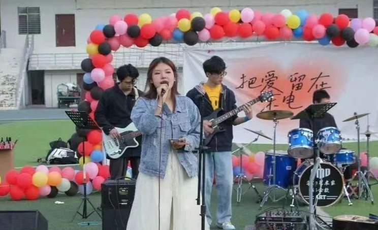 你好新同学!吉林各168体育 168体育app高校以“心”迎新(图2) 你好新同学!吉林各168体育 168体育app高校以“心”迎新(图2)