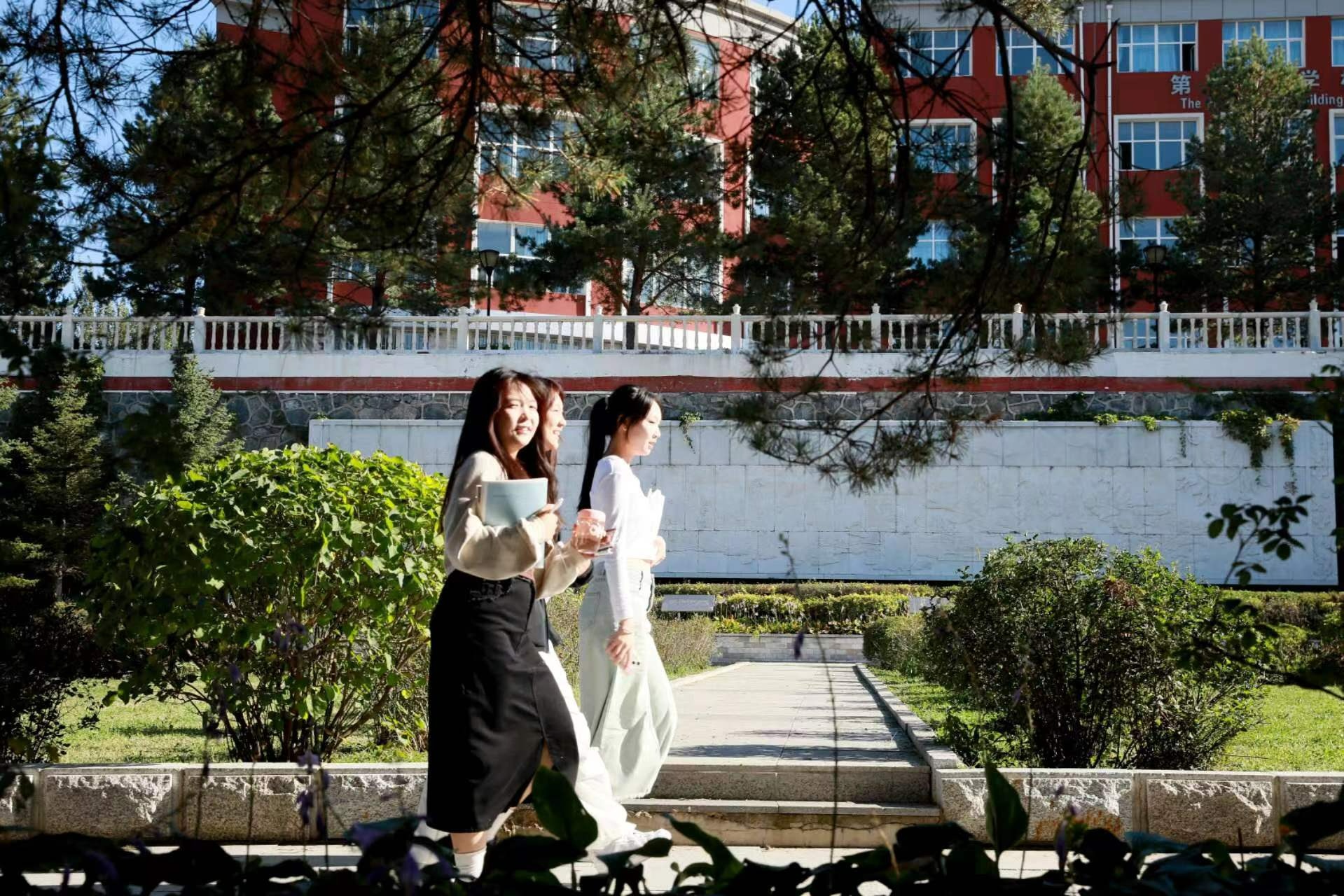 你好新同学!吉林各168体育 168体育app高校以“心”迎新(图3) 你好新同学!吉林各168体育 168体育app高校以“心”迎新(图3)