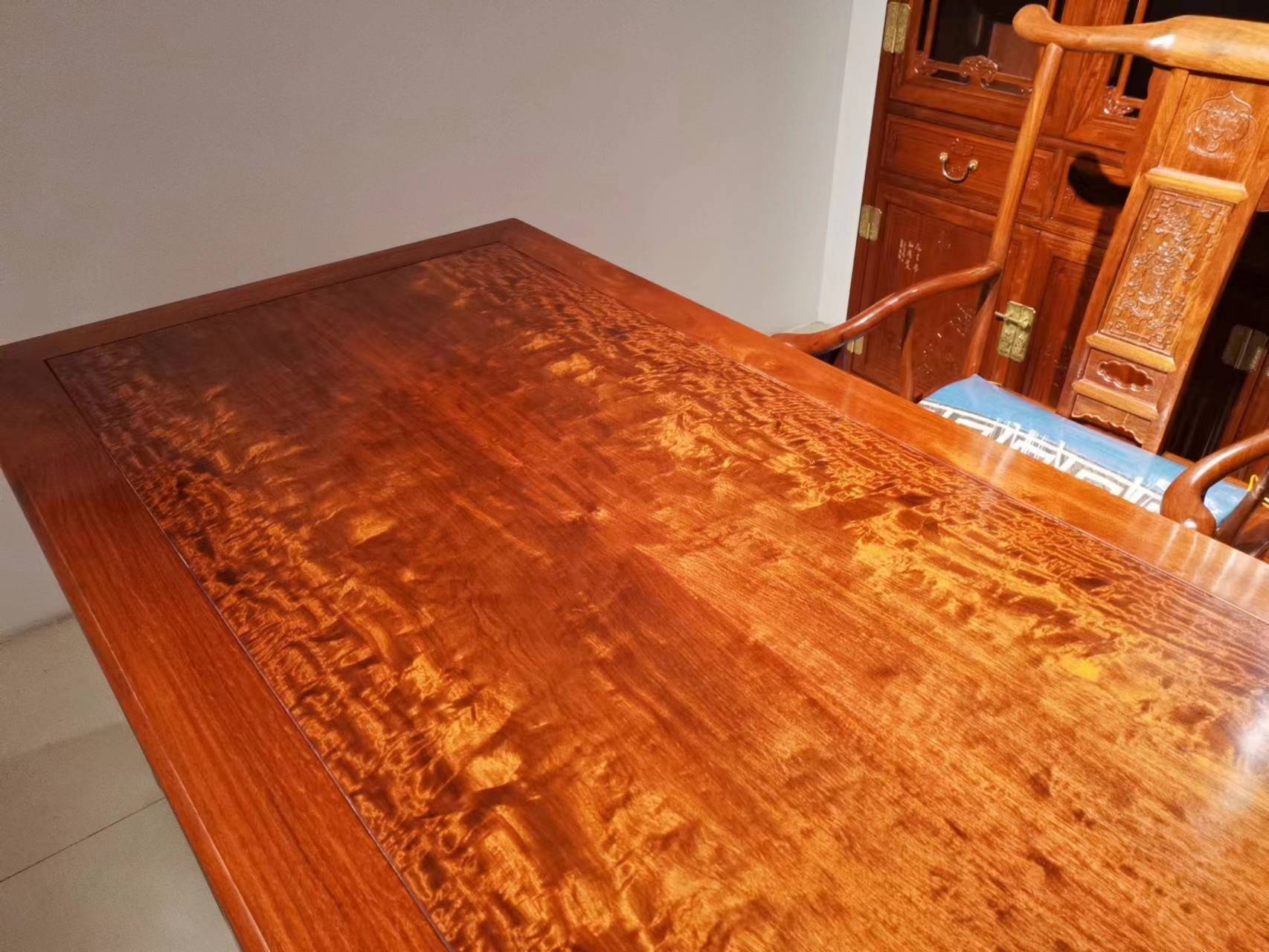 缅甸花梨办公桌不仅是一种高品质的办公家具更168体育 168体育app是一种生活态度的体现(图2) 缅甸花梨办公桌不仅是一种高品质的办公家具更168体育 168体育app是一种生活态度的体现(图2)