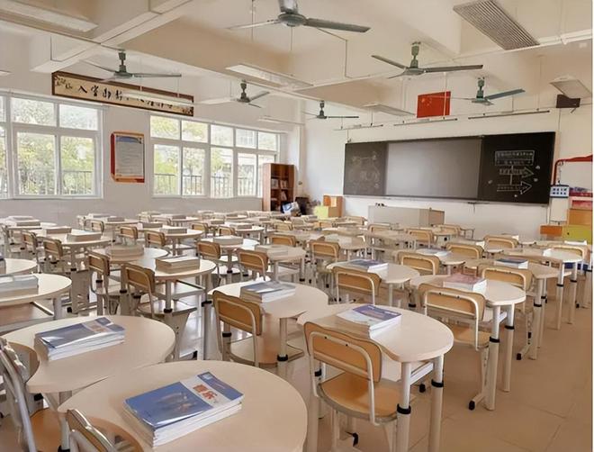 168体育 168体育官网开学后城市和乡镇学校对比看到图片更让人心酸差得不止一点点(图1) 168体育 168体育官网开学后城市和乡镇学校对比看到图片更让人心酸差得不止一点点(图1)