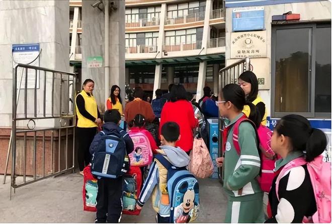 168体育 168体育官网开学后城市和乡镇学校对比看到图片更让人心酸差得不止一点点(图7) 168体育 168体育官网开学后城市和乡镇学校对比看到图片更让人心酸差得不止一点点(图7)