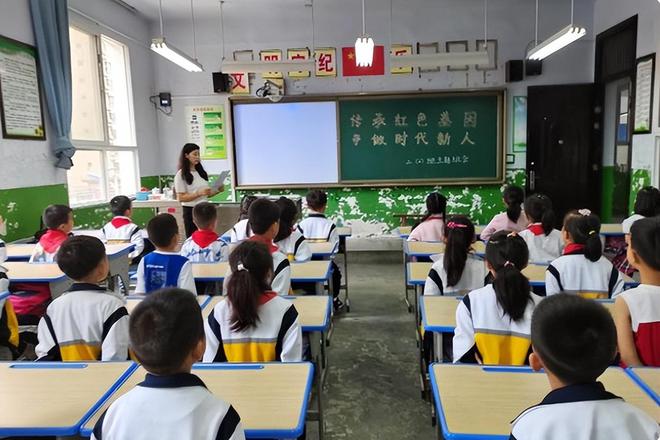 168体育 168体育官网开学后城市和乡镇学校对比看到图片更让人心酸差得不止一点点(图5) 168体育 168体育官网开学后城市和乡镇学校对比看到图片更让人心酸差得不止一点点(图5)
