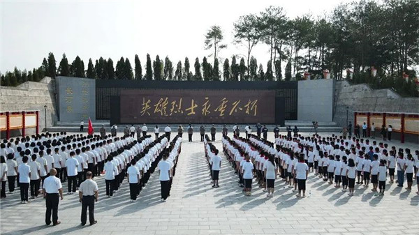 168体育 168体育平台龙岩利用烈士纪念设施开展“开学第一课” 尊崇感满满(图1) 168体育 168体育平台龙岩利用烈士纪念设施开展“开学第一课” 尊崇感满满(图1)