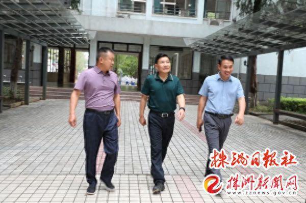 吴168体育 168体育官网安浩一行调研株洲市第四中学(图1) 吴168体育 168体育官网安浩一行调研株洲市第四中学(图1)