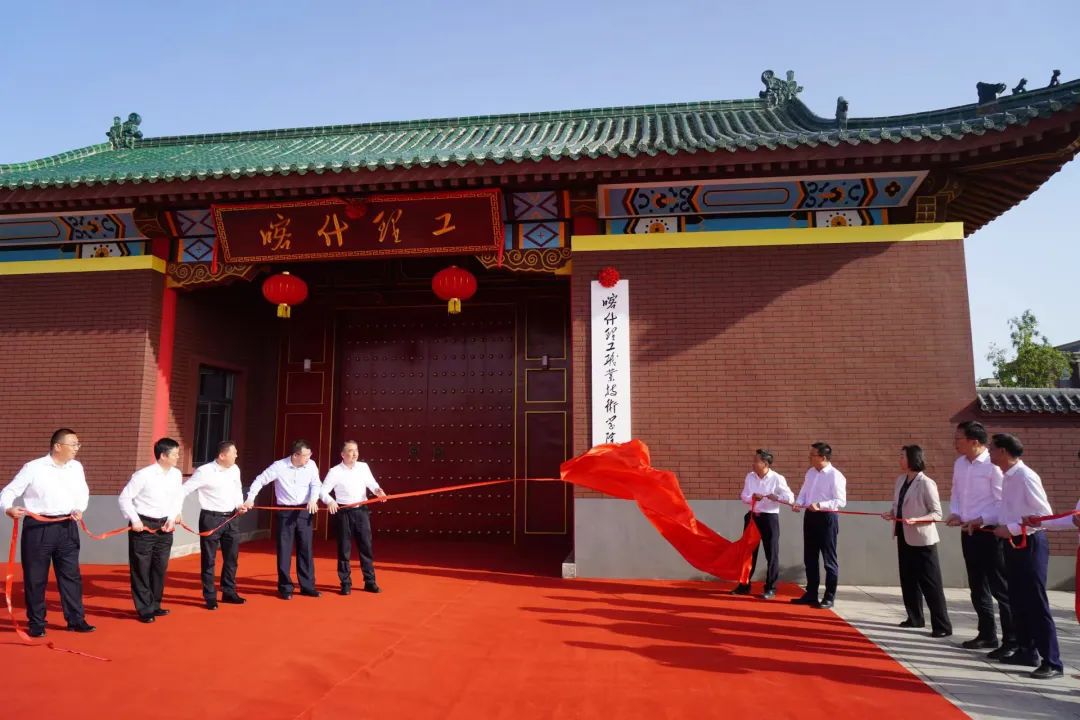 168体育 168体育官网上海教育援疆高起点再出发——喀什理工职业技术学院揭牌(图1)
