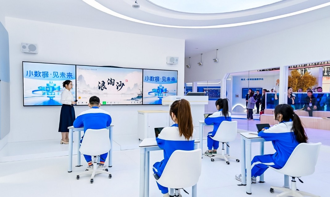 168体育第82届中国教育装备展在天津开幕AI技术在教育场景应用获关注(图1) 168体育第82届中国教育装备展在天津开幕AI技术在教育场景应用获关注(图1)
