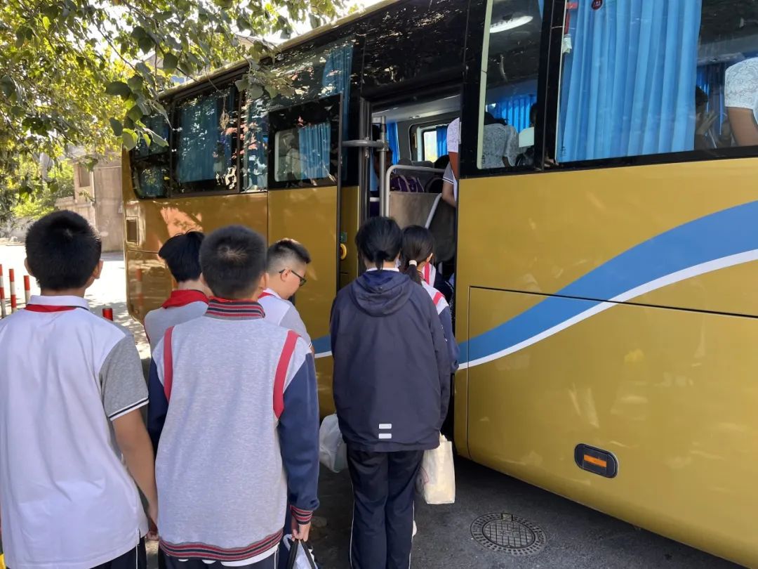 走出校园上游泳课杨浦全面普及游泳教育168体育(图2) 走出校园上游泳课杨浦全面普及游泳教育168体育(图2)