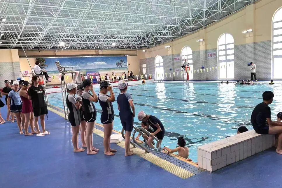 走出校园上游泳课杨浦全面普及游泳教育168体育(图1) 走出校园上游泳课杨浦全面普及游泳教育168体育(图1)