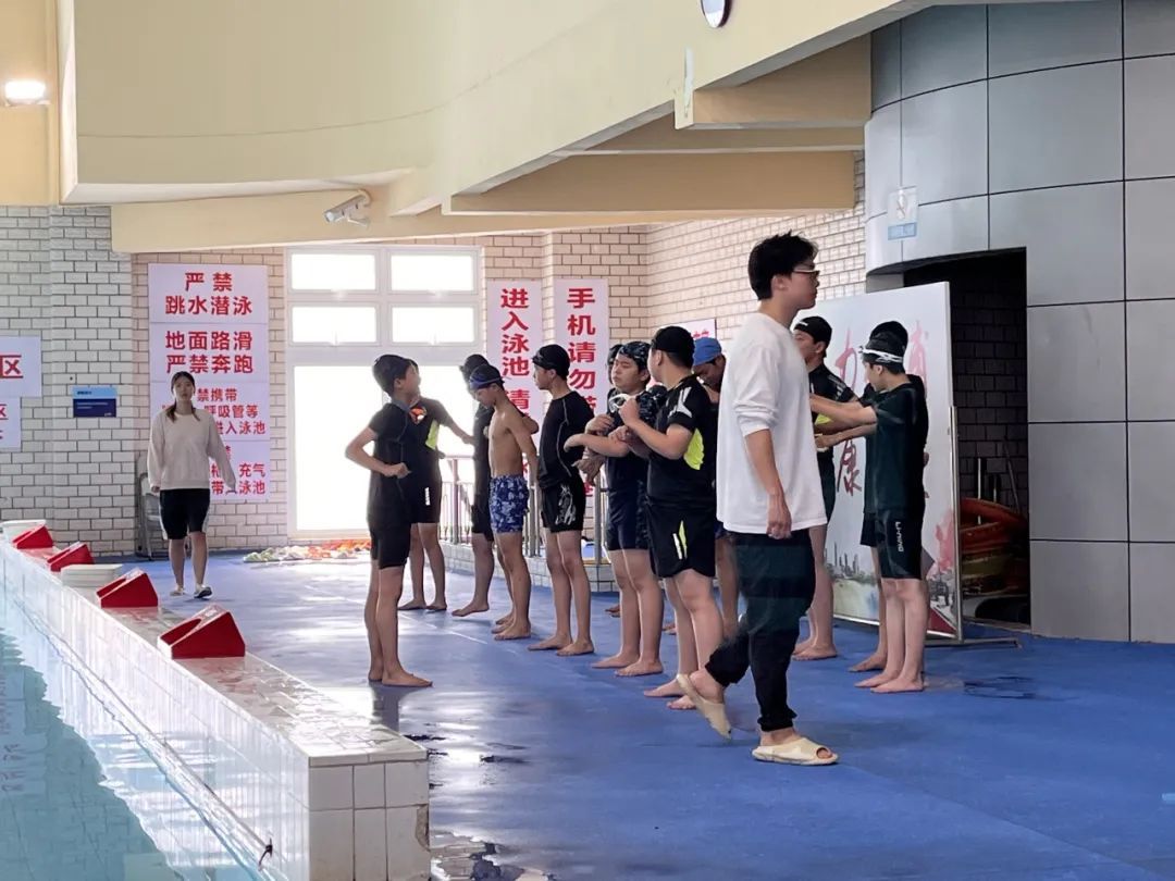 走出校园上游泳课杨浦全面普及游泳教育168体育(图3) 走出校园上游泳课杨浦全面普及游泳教育168体育(图3)