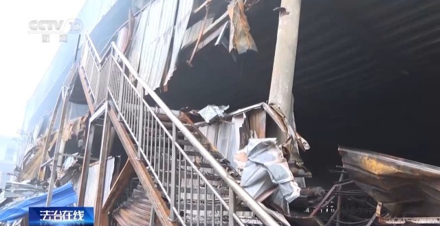 现场画面披露!河南“11·21”特别重大火灾事故 违章电焊致168体育42人遇难(图15) 现场画面披露!河南“11·21”特别重大火灾事故 违章电焊致168体育42人遇难(图15)