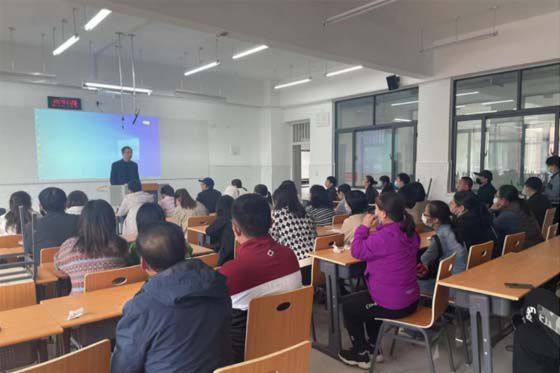 濮阳职业技术学院实训中心组168体育织开展综合教学楼多媒体设备使用培训(图1) 濮阳职业技术学院实训中心组168体育织开展综合教学楼多媒体设备使用培训(图1)
