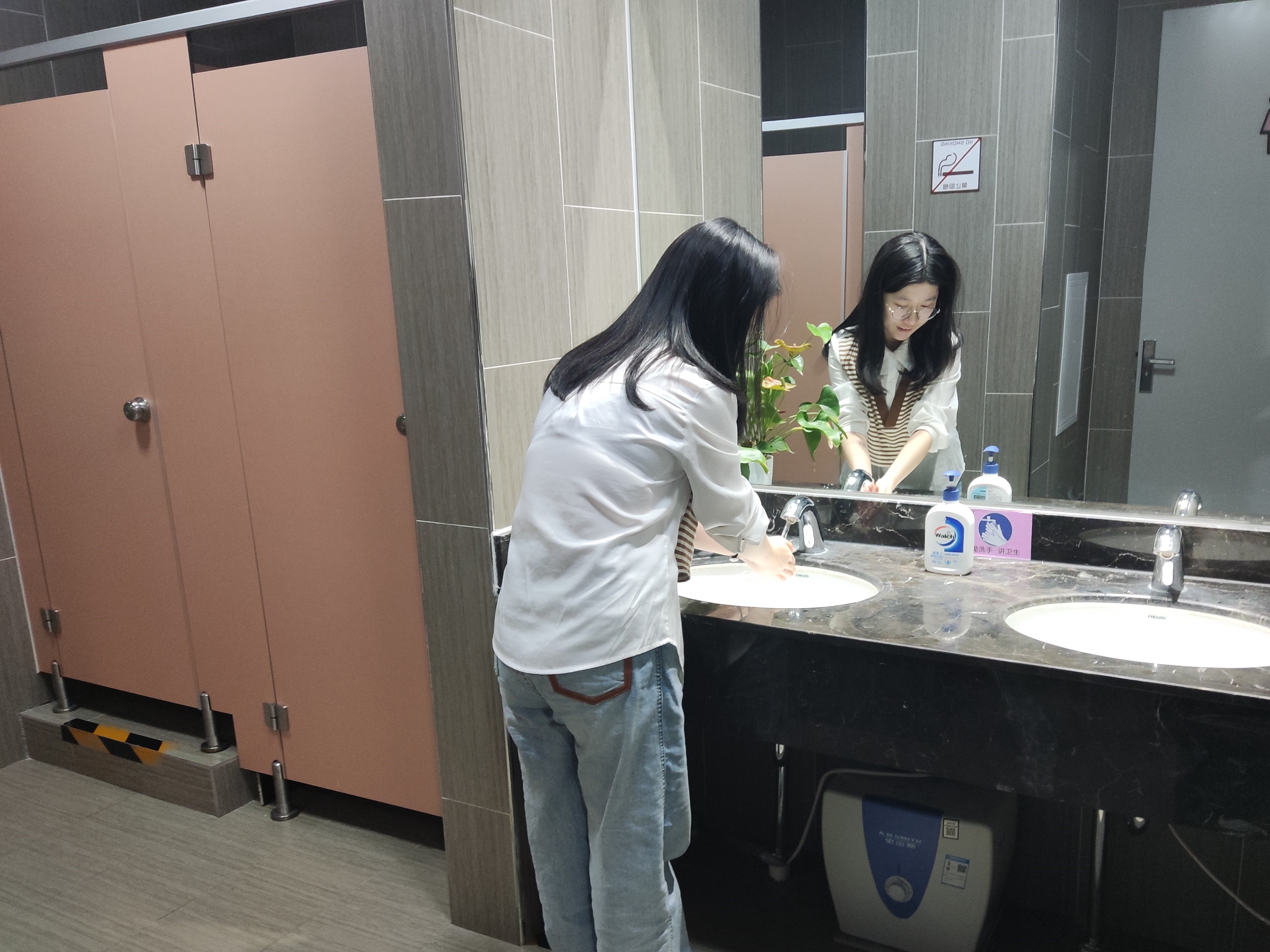 图书馆常态化落实“我为师生办实事” 洗手不再冰冷服务始终暖心168体育(图1) 图书馆常态化落实“我为师生办实事” 洗手不再冰冷服务始终暖心168体育(图1)