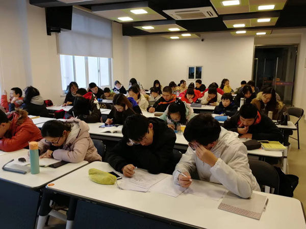 168体育普通人的“上海故事”|十多年坚持帮助独臂老人的情义(图2) 168体育普通人的“上海故事”|十多年坚持帮助独臂老人的情义(图2)