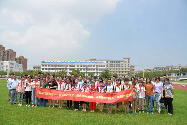 168体育普通人的“上海故事”|十多年坚持帮助独臂老人的情义(图1) 168体育普通人的“上海故事”|十多年坚持帮助独臂老人的情义(图1)