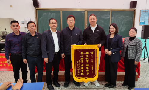 爱心助学点亮梦想!168体育八方锦程为龙岩陈东学校捐赠电脑设备(图1) 爱心助学点亮梦想!168体育八方锦程为龙岩陈东学校捐赠电脑设备(图1)