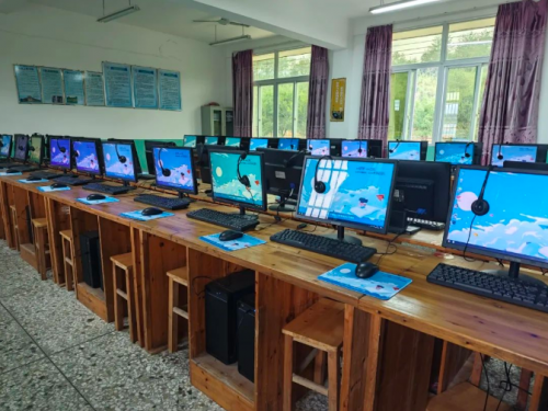 爱心助学点亮梦想!168体育八方锦程为龙岩陈东学校捐赠电脑设备(图4) 爱心助学点亮梦想!168体育八方锦程为龙岩陈东学校捐赠电脑设备(图4)