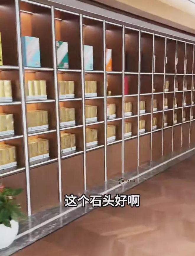 三只羊办公室曝光!大小杨哥一人一层卢总整面墙全部都是茅台!168体育(图2) 三只羊办公室曝光!大小杨哥一人一层卢总整面墙全部都是茅台!168体育(图2)
