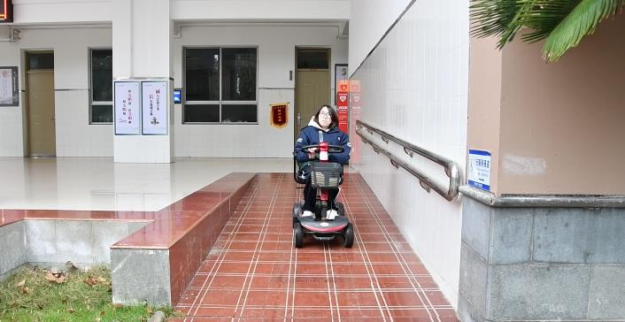 168体育为方便残障学生通行 浙江一高中为其在教学楼和宿舍设电动轮椅专属停车位(图2) 168体育为方便残障学生通行 浙江一高中为其在教学楼和宿舍设电动轮椅专属停车位(图2)