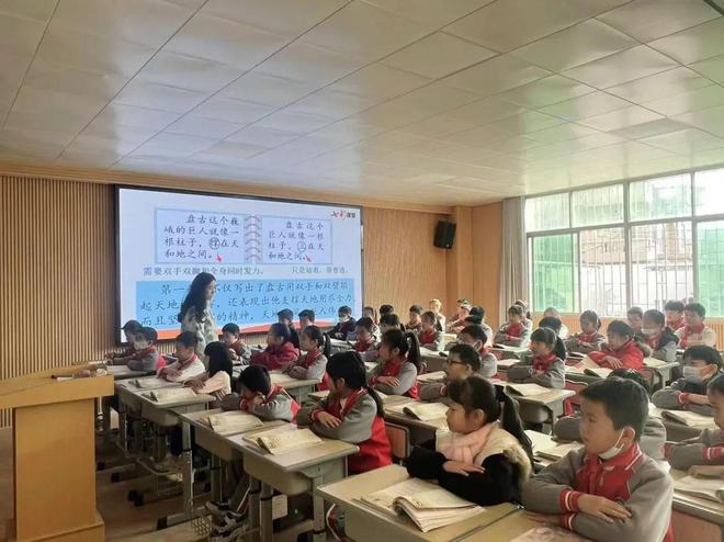 168体育点赞!刘永世先生捐赠东岭荷山小学价值近十万元多媒体教学设备!(图2) 168体育点赞!刘永世先生捐赠东岭荷山小学价值近十万元多媒体教学设备!(图2)