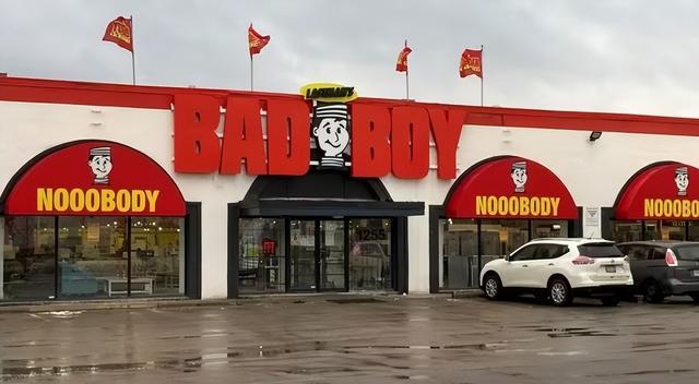 多伦多知名连锁店破产!突然关闭所有门店!168体育顾客气到砸椅子(图7) 多伦多知名连锁店破产!突然关闭所有门店!168体育顾客气到砸椅子(图7)