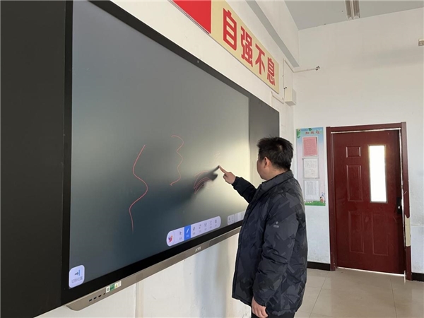 168体育枣庄市市中区教体局视察指导智慧黑板设施提升工作(图2) 168体育枣庄市市中区教体局视察指导智慧黑板设施提升工作(图2)
