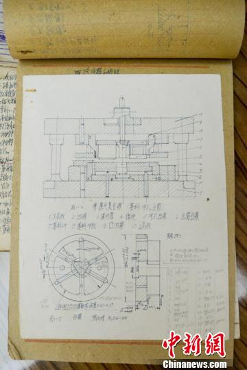 重庆大学168体育老教师因手绘机械图“意外走红”(图)(图2) 重庆大学168体育老教师因手绘机械图“意外走红”(图)(图2)