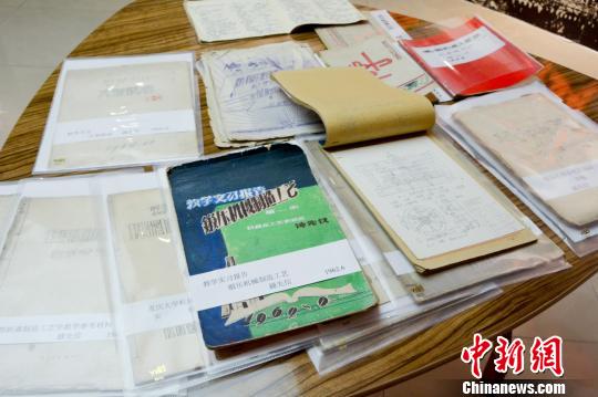重庆大学168体育老教师因手绘机械图“意外走红”(图)(图1) 重庆大学168体育老教师因手绘机械图“意外走红”(图)(图1)