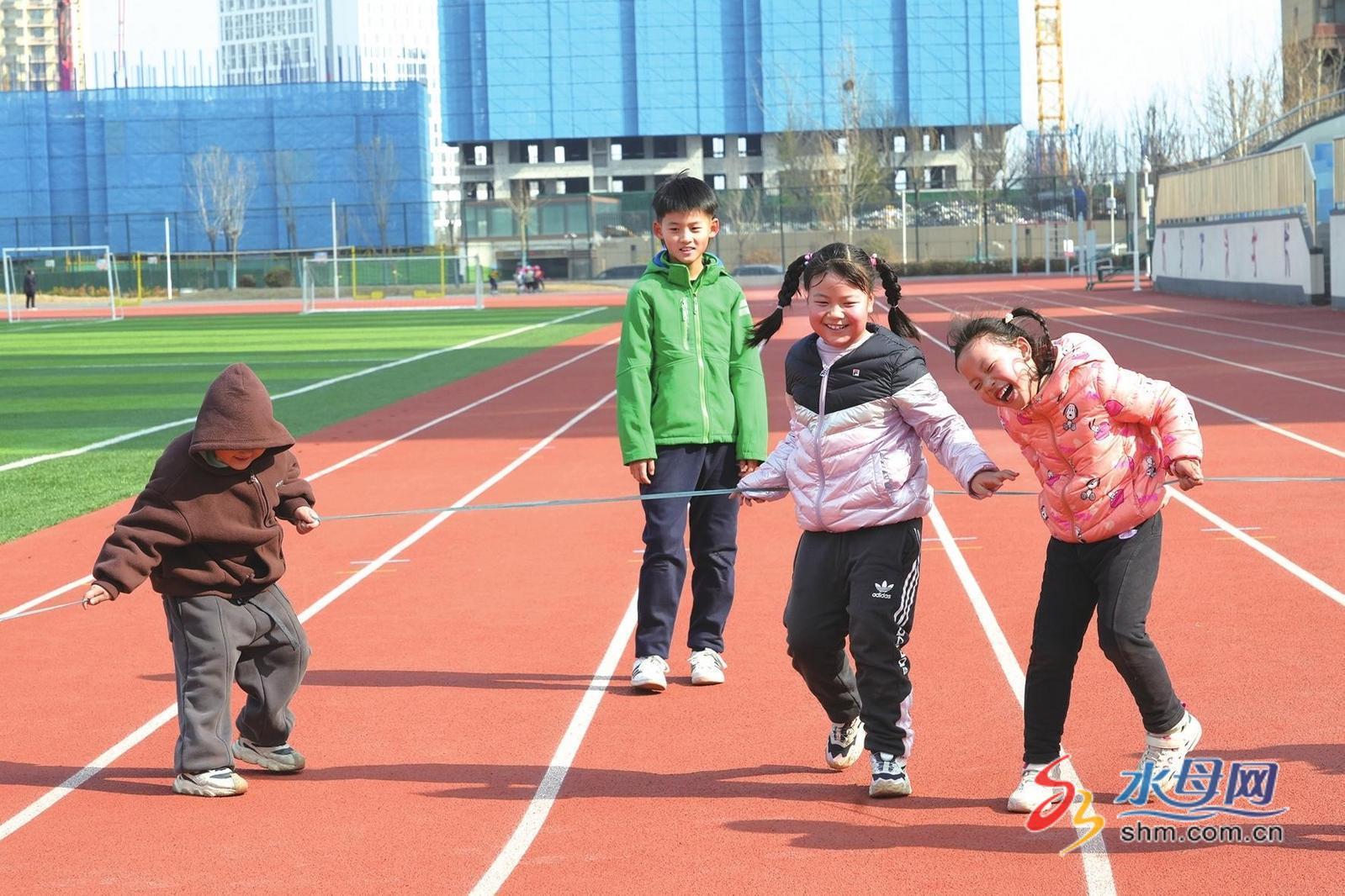 莱山区中小学体育场地设施面向社168体育会公众开放首日记者探访(图1) 莱山区中小学体育场地设施面向社168体育会公众开放首日记者探访(图1)