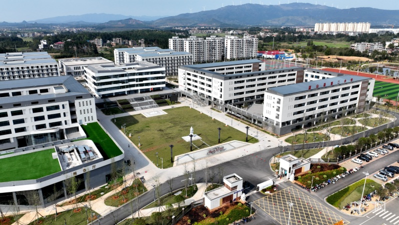 湖南蓝山:从一支粉168体育笔到多媒体教学(图1) 湖南蓝山:从一支粉168体育笔到多媒体教学(图1)