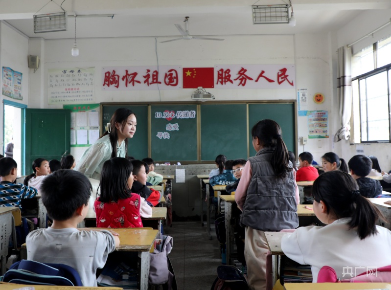 湖南蓝山:从一支粉168体育笔到多媒体教学(图2) 湖南蓝山:从一支粉168体育笔到多媒体教学(图2)
