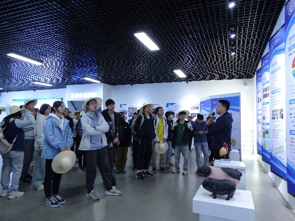 北京大学元培学院师生到涿州168体育教学实验场开展劳动教育实践(图7) 北京大学元培学院师生到涿州168体育教学实验场开展劳动教育实践(图7)