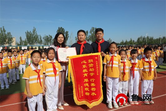 山东华宇工学院为德州市实验小学春晖校园捐赠教育教学设备(图3)