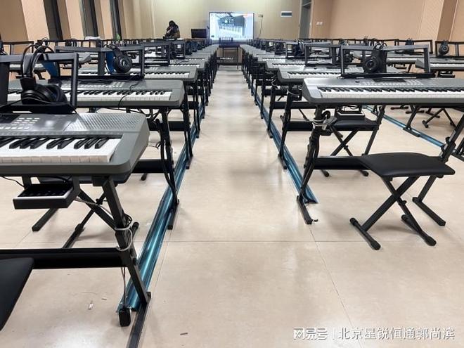 学校钢琴教学系统智能音乐教学设备(图3) 学校钢琴教学系统智能音乐教学设备(图3)